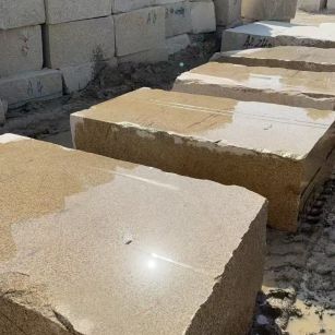 咸宁 黄金麻方料堆场洗料分选中，原材料充足