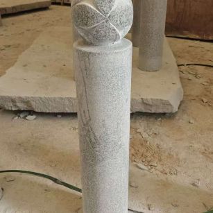 咸宁 芝麻白花岗岩石材挡车石柱、停车柱、圆柱挡车柱、方柱挡车柱等