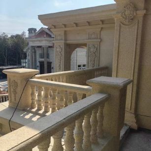 咸宁 黄金麻别墅外墙干挂雕花配合阳台栏杆花瓶柱