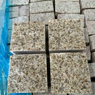 咸宁 黄金麻花岗岩自然面小方块，弹石，马蹄石等