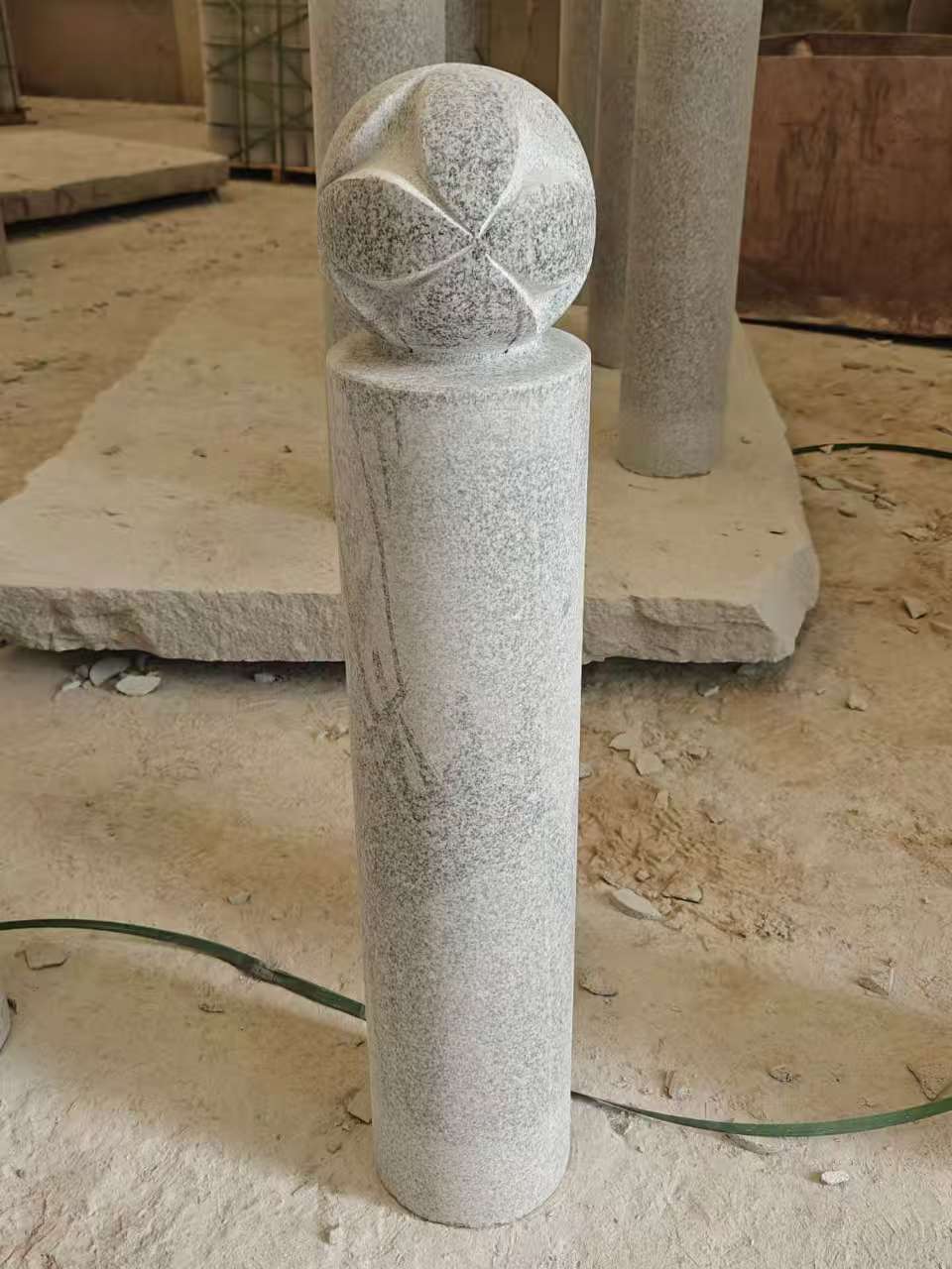 咸宁 芝麻白花岗岩石材挡车石柱、停车柱、圆柱挡车柱、方柱挡车柱等