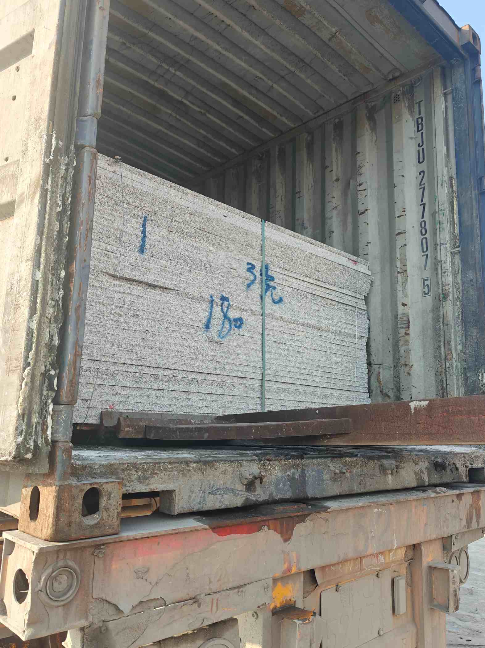 咸宁 芝麻白花岗岩石材3.0公分光面毛板装柜出货