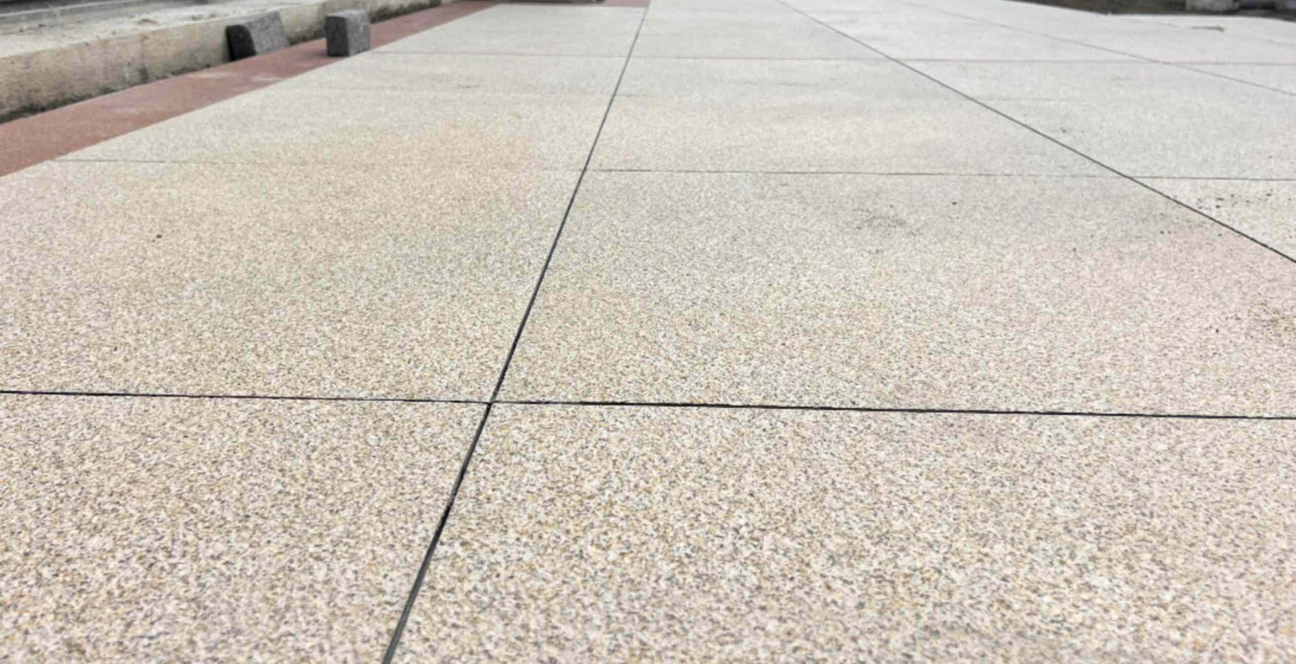 咸宁 黄金麻花岗岩石板材荔枝面地面铺装效果