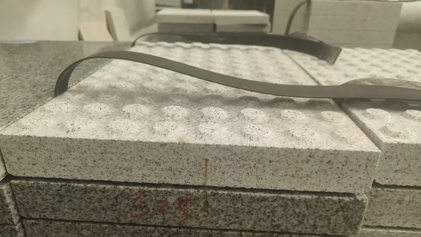 咸宁 芝麻白花岗岩6.0公分荔枝面五轴加工雕刻盲点