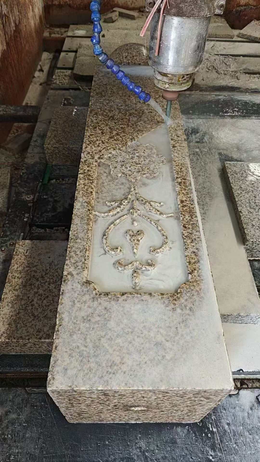 咸宁 黄金麻花岗岩异形加工雕刻栏杆大柱