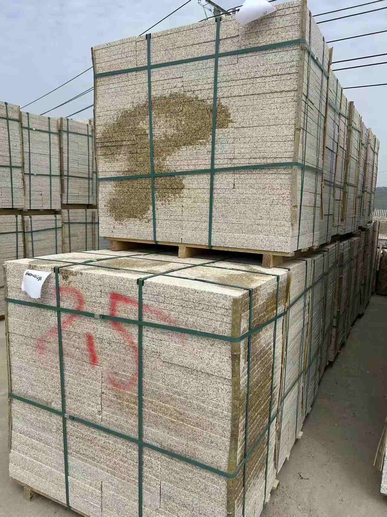 咸宁 黄金麻花岗岩石材荔枝面地铺石2.5*300*600