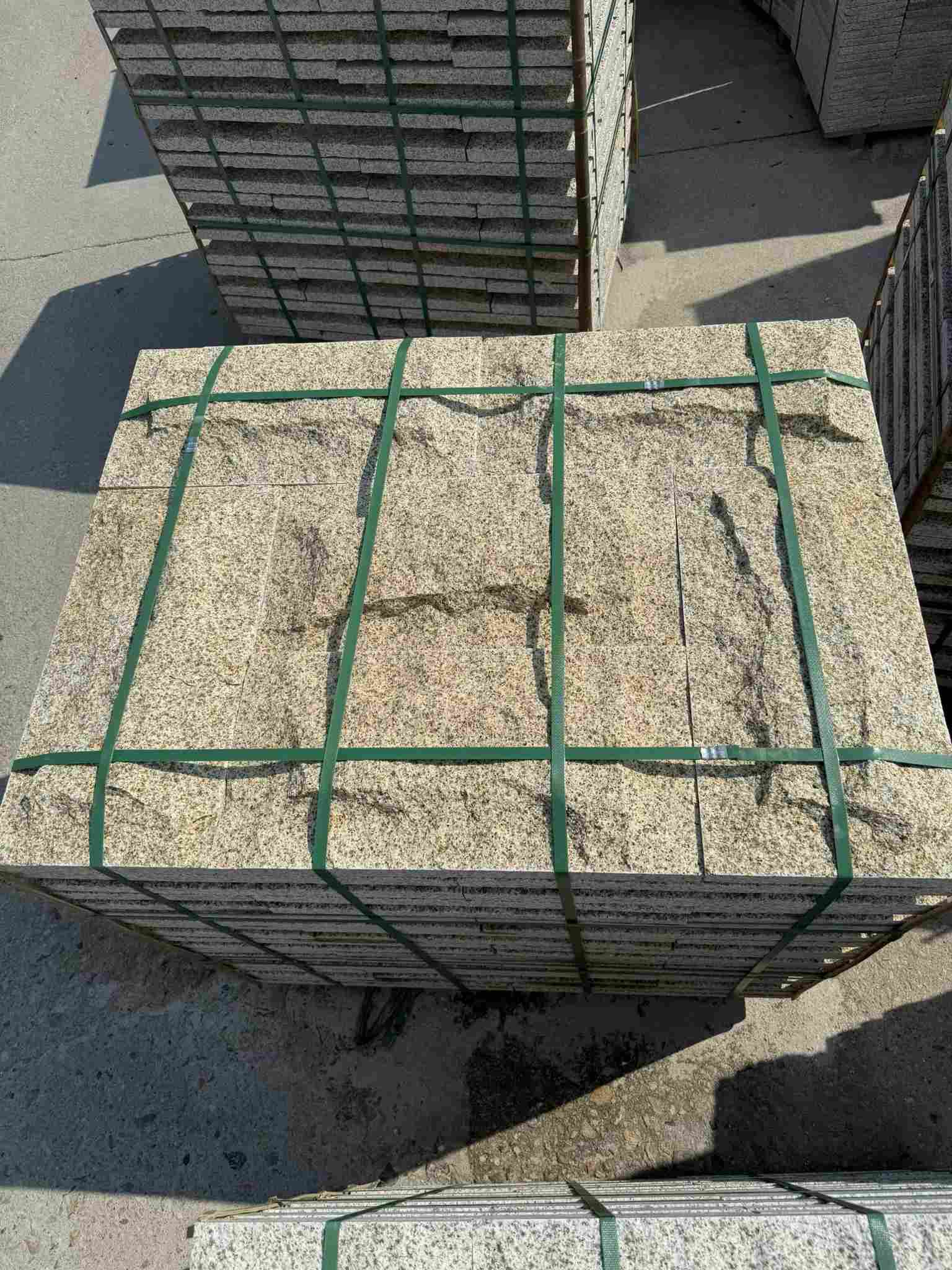 咸宁 黄金麻花岗岩石材自然面蘑菇石成品