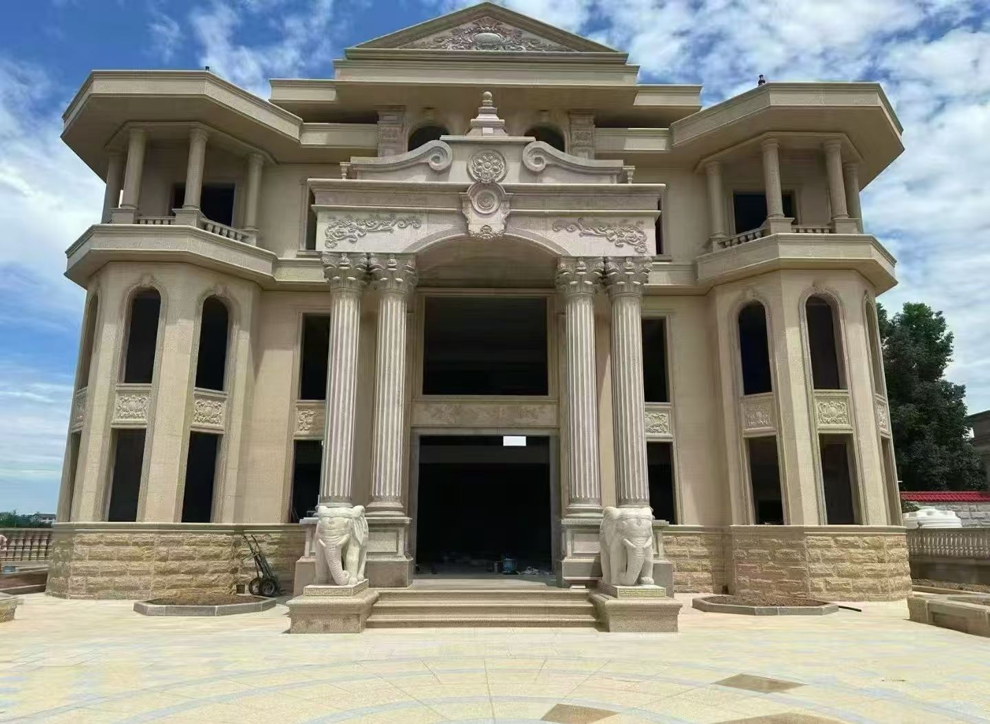 咸宁 黄金麻别墅外墙干挂，大柱，大象，蘑菇石，雕花板