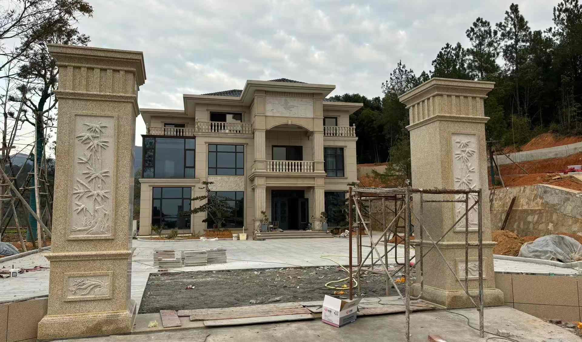 咸宁 黄金麻花岗岩别墅雕花外墙干挂配上门口雕花罗马柱