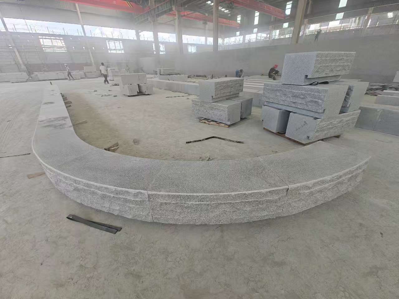 咸宁 芝麻白异形坐凳，自然面光面弧形加工