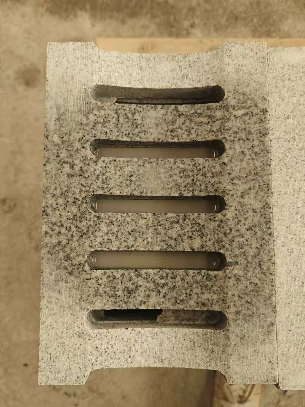 咸宁 芝麻白拉丝面花岗岩U型开槽排水槽