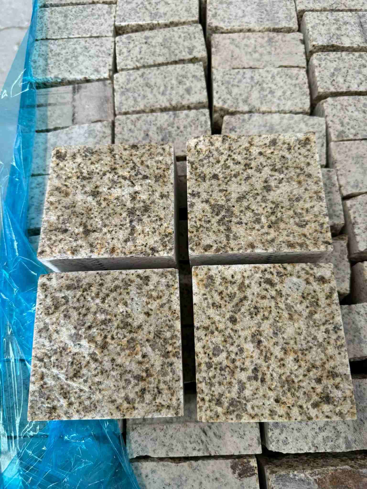 咸宁 黄金麻花岗岩自然面小方块，弹石，马蹄石等