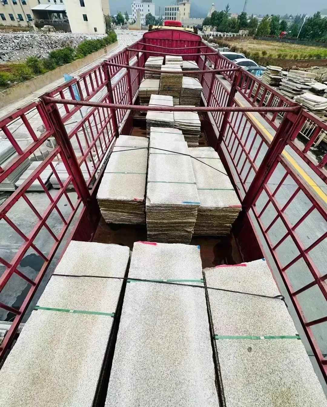 咸宁 黄金麻花岗岩荔枝面，光面毛板装车完成