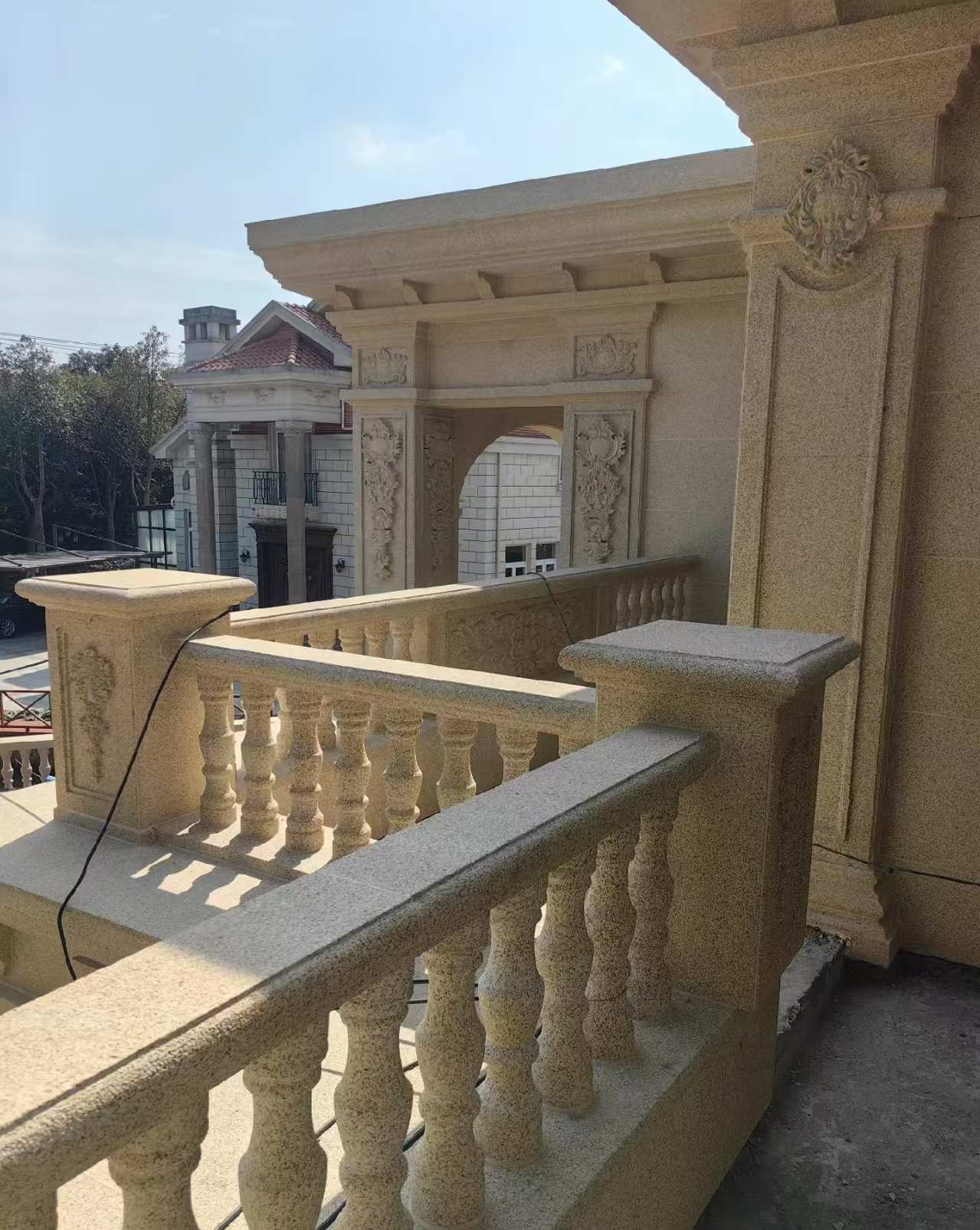 咸宁 黄金麻别墅外墙干挂雕花配合阳台栏杆花瓶柱