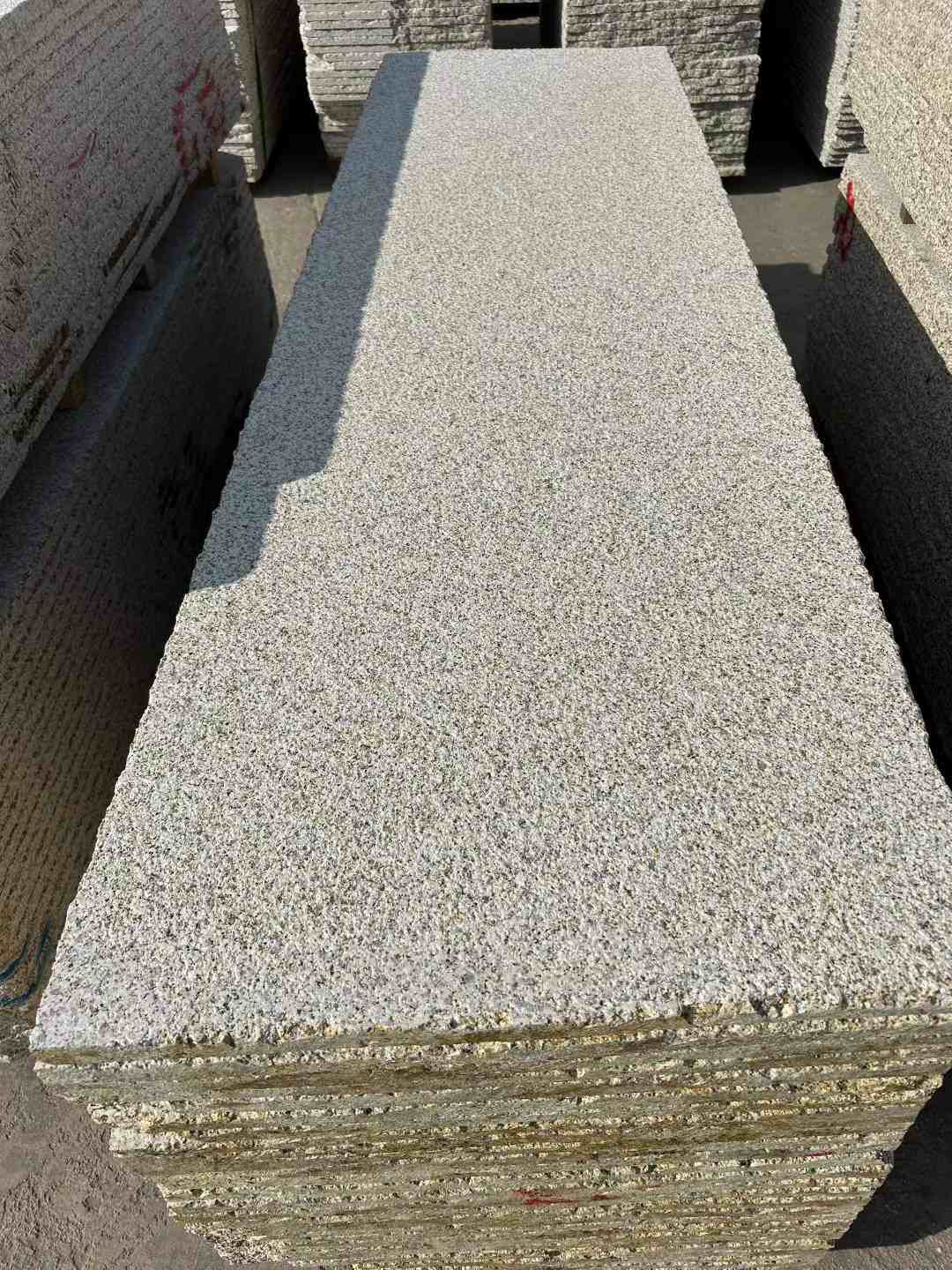 咸宁 黄金麻花岗岩荔枝面毛板，半成品