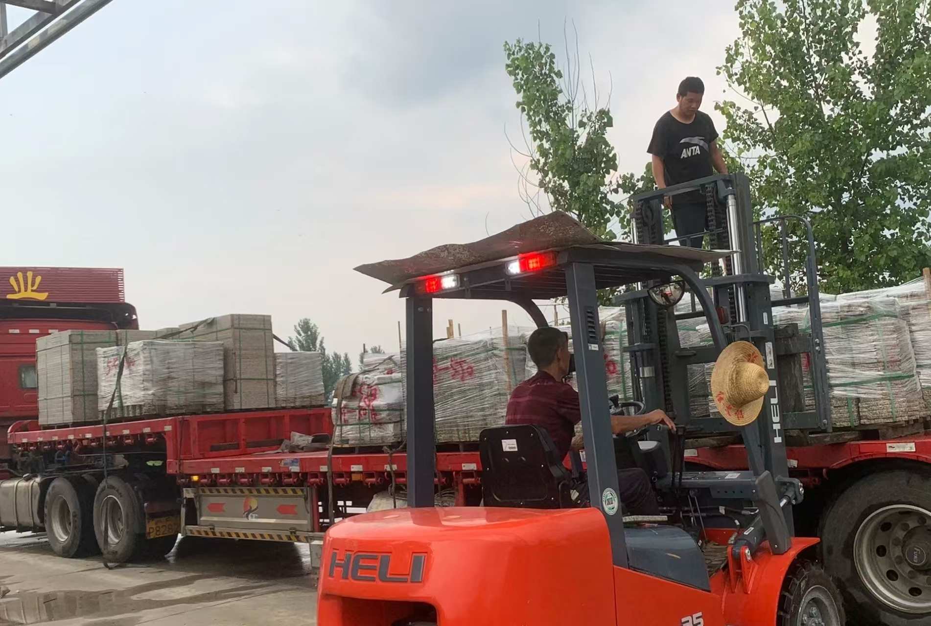 咸宁 黄金麻冰裂纹，地铺石装车