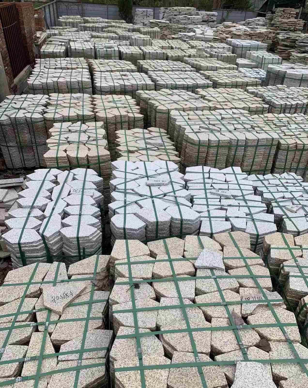 咸宁 黄金麻白麻花岗岩荔枝面地铺石(冰裂纹)