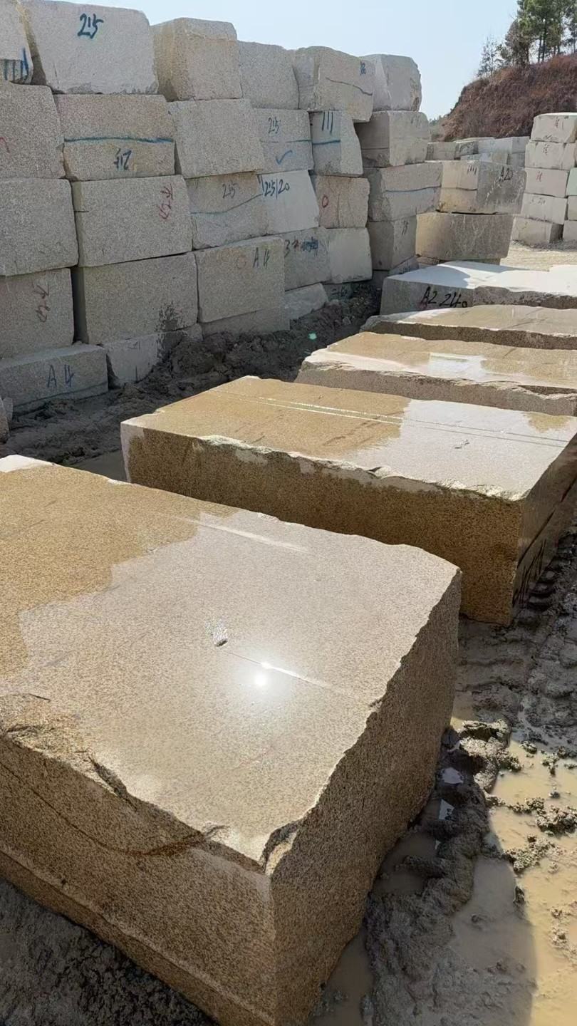 咸宁 黄金麻方料堆场洗料分选中，原材料充足