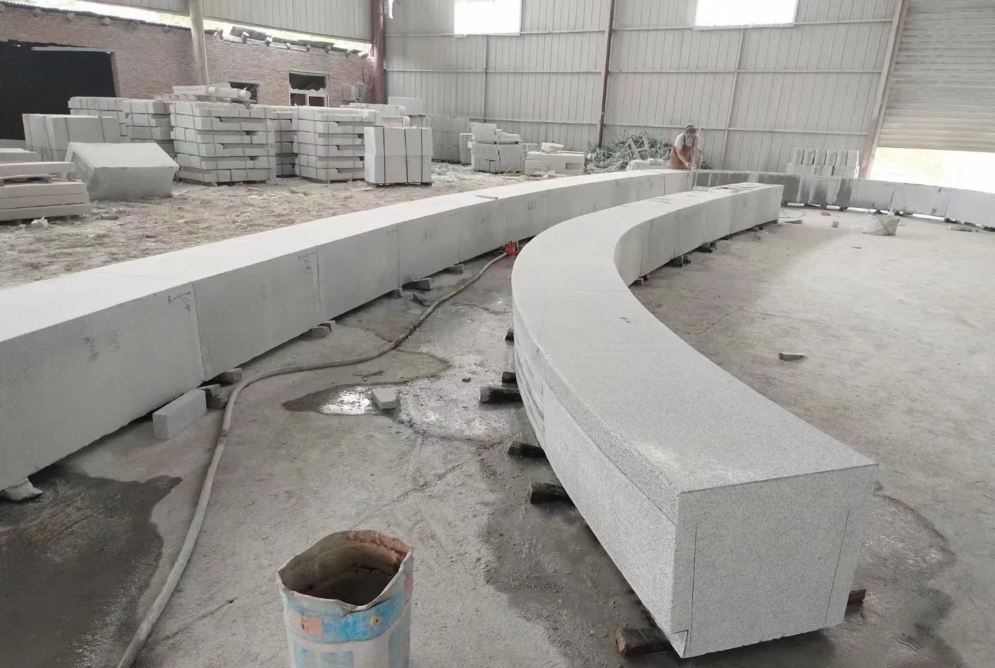 咸宁芝麻白花岗岩石板材 园林光面弧形坐凳