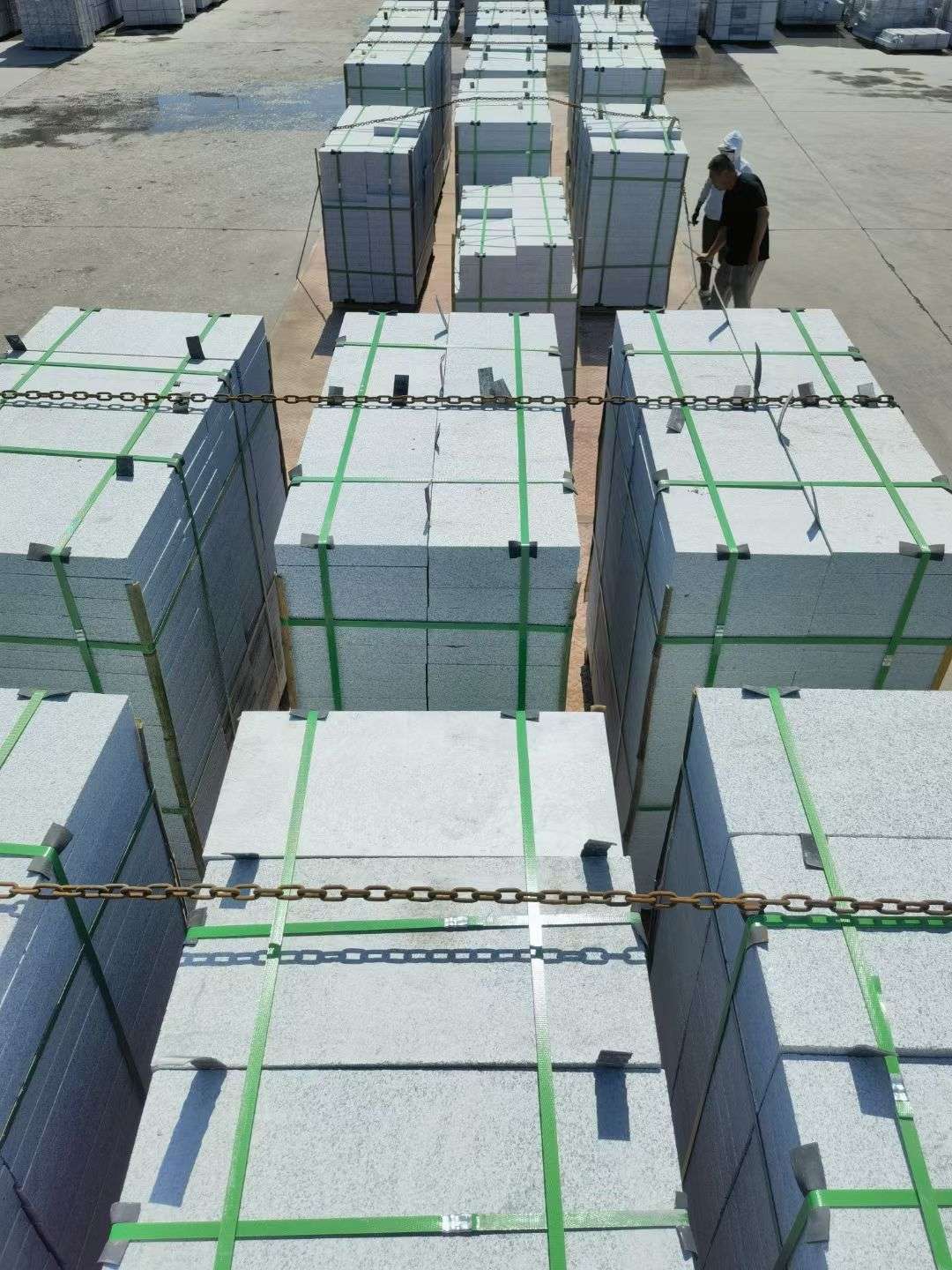 咸宁 芝麻白花岗岩5公分地铺石 花岗岩厂家工厂装车日常